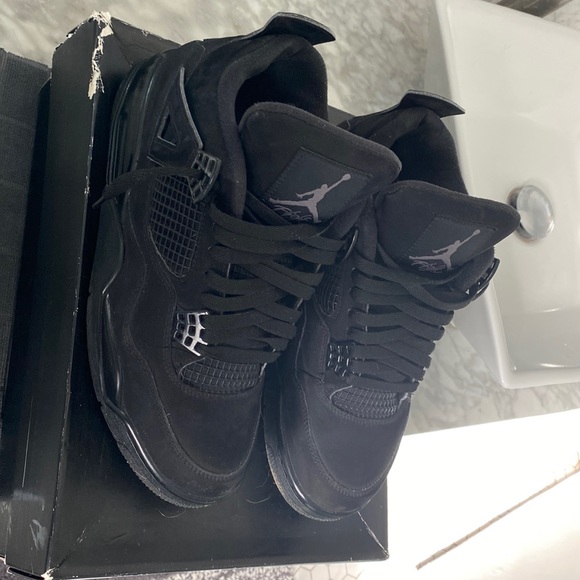 I’m selling a pair of black cats Jordan 4s Size 10.